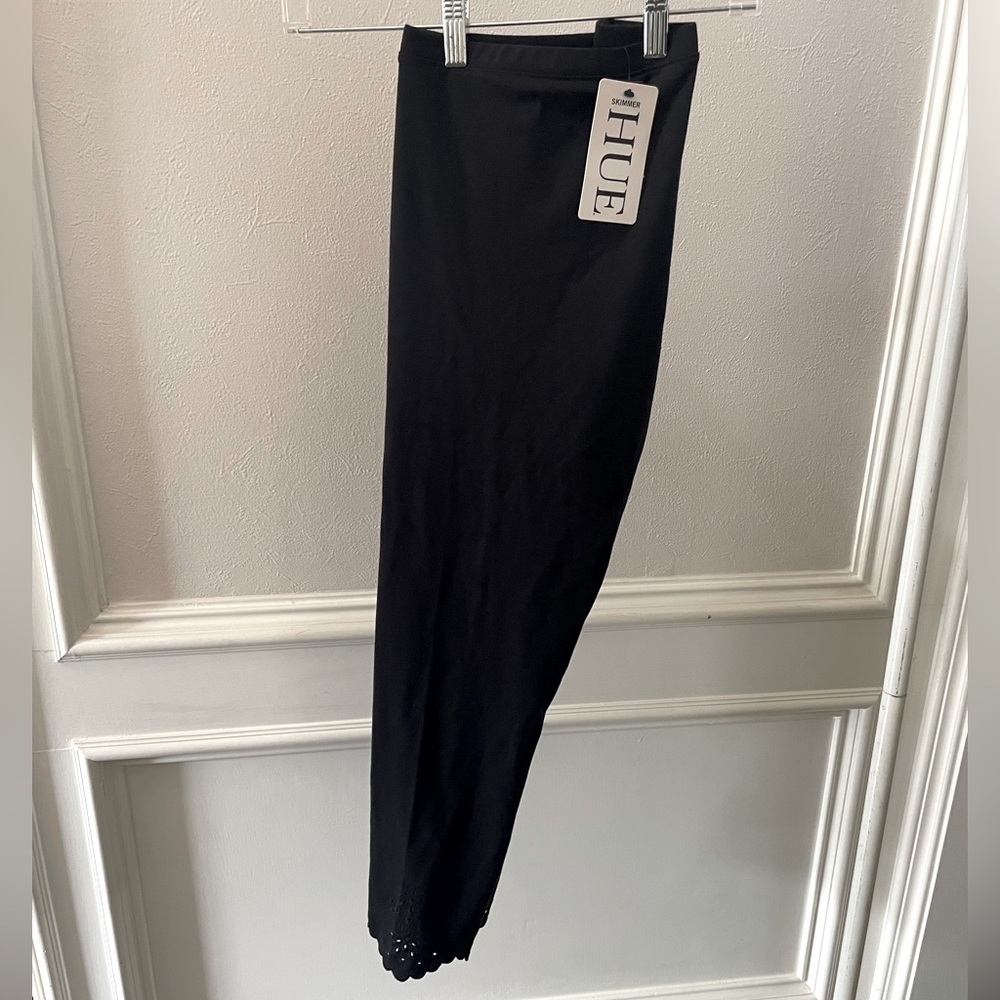 HUE Embroidered Skimmer Leggings in Black